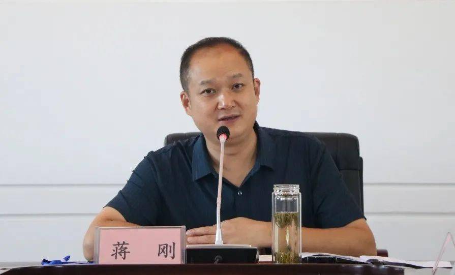 蒋刚要求,全区各乡镇和村居干部要思想再统一,认识再提高,迅速进入