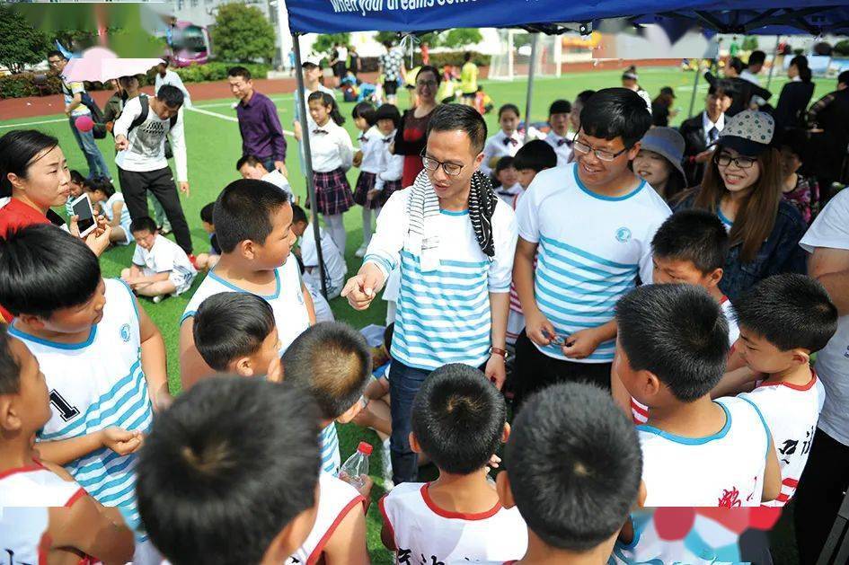 新的学年开始了,鹤浦镇中心小学校长陈青松依然坚守在海岛.