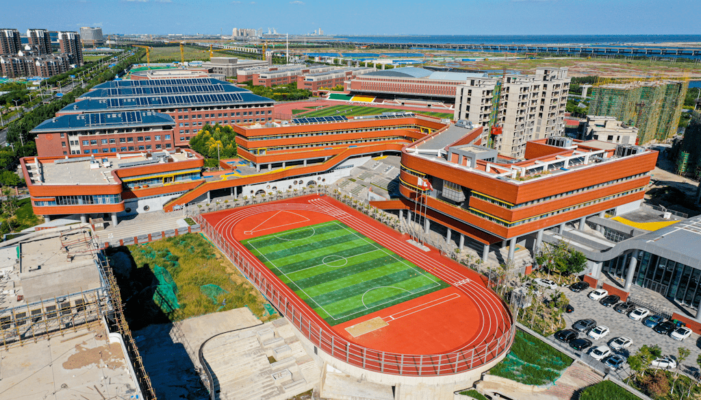 学校位于生态城中天大道与华一路交汇处,毗邻南开中学滨海生态城学校