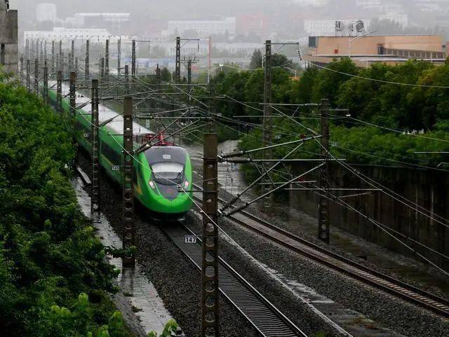 阳安铁路首开复兴号,陕南多地迎来"绿巨人"