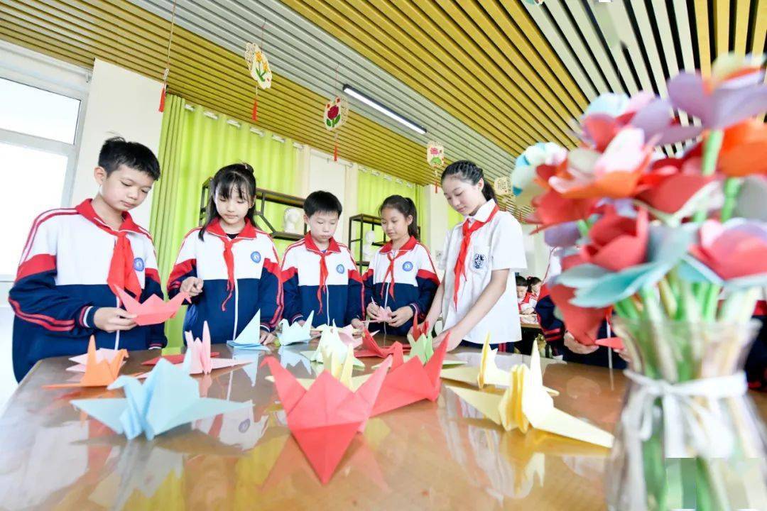 邯郸冀南新区木鼻小学教师王丽莎指导学生折千纸鹤▲邯郸冀南新区木