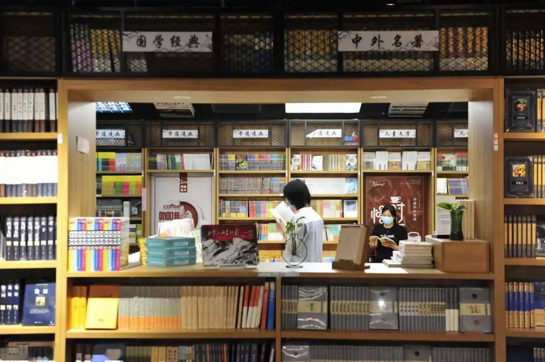 近日,当地市民在沧州任丘市悦都汇购物公园言果棠书店阅读.