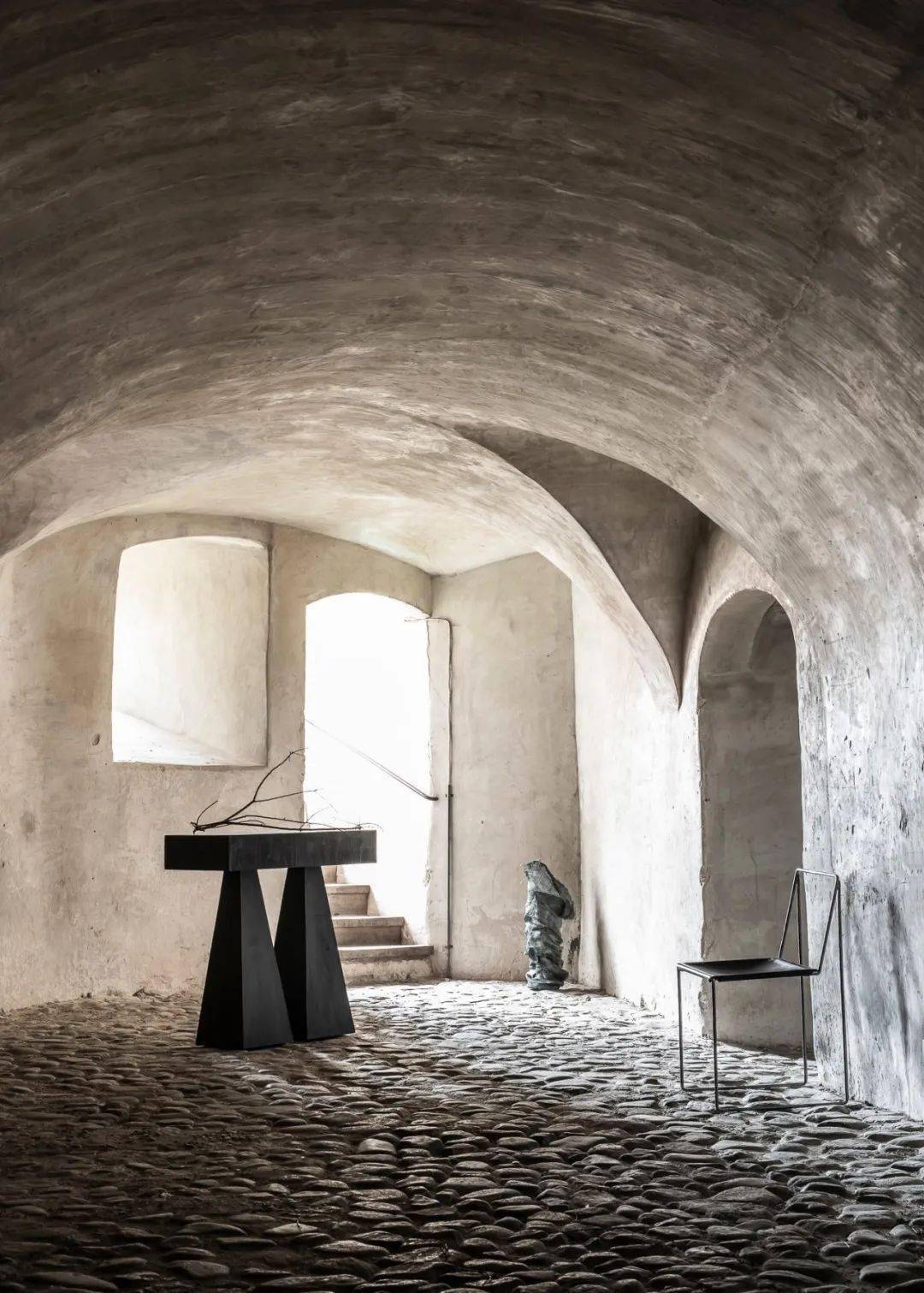 lucas morten丨极简前卫的"哥特风"家具