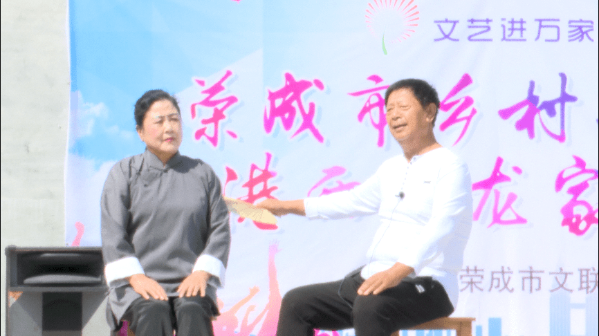 此次，国家一级演员，省级演员也给龙家村老百姓带来《钗头凤》选段、《