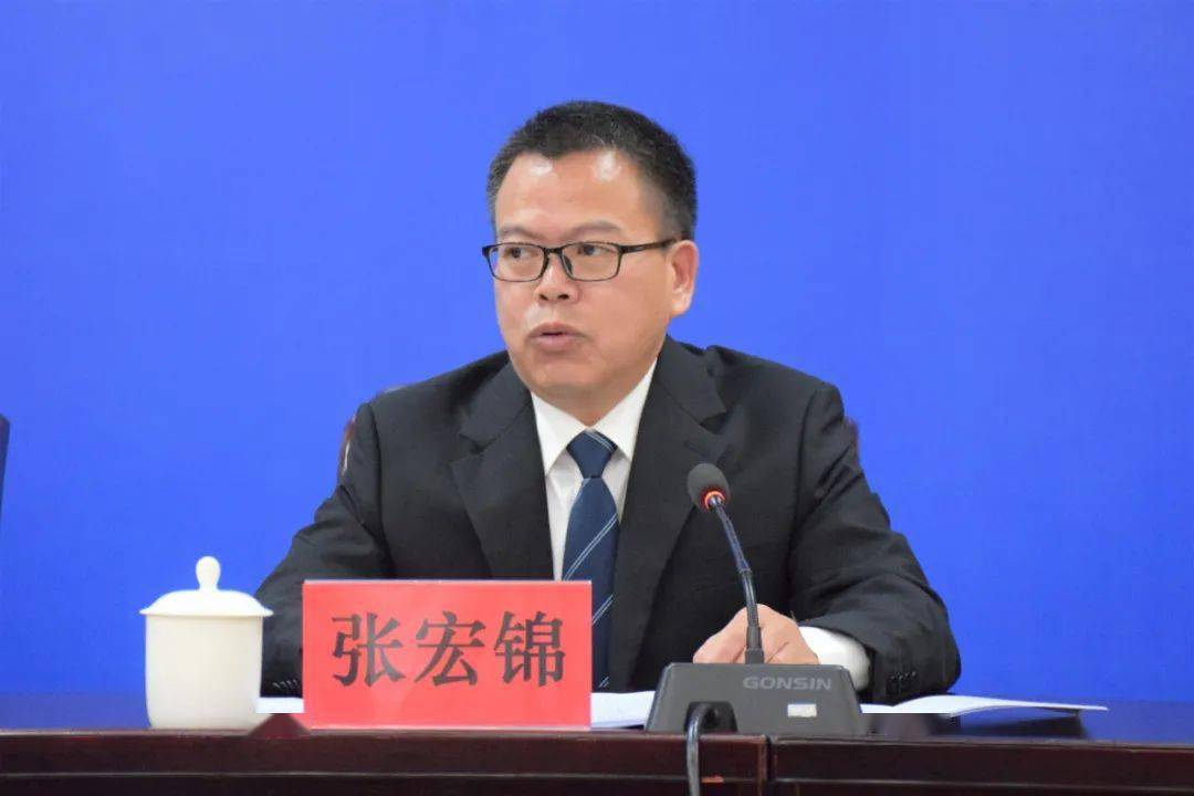 市人大监察和法制委主任委员张宏锦现场回答记者提问市人大常委会法