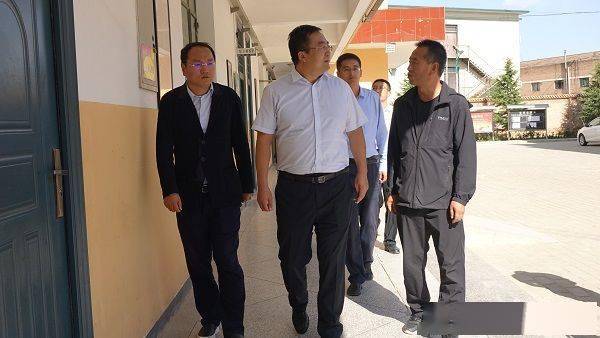 董海龙来到白马初级中学,实地查看学校整体建设,教育教学设施设备