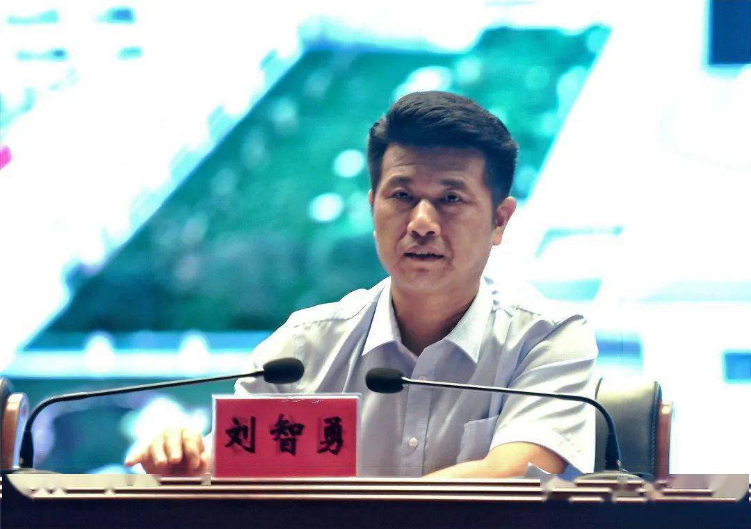 今天,利川120名教育工作者受到表彰……他们值得全网点赞!_刘智勇