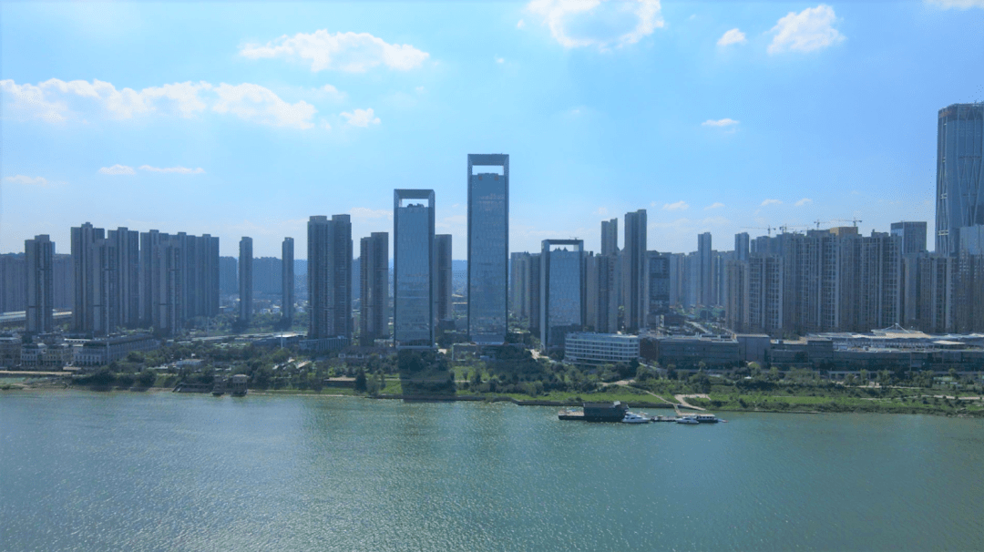 好看新区高楼耸立手可摘星辰的湖南金融中心