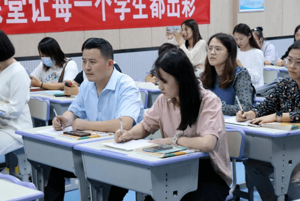 临沂新桥小学举行新教师教学常规培训活动