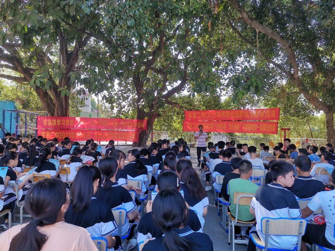 "大家好,这里是灵山县人民法院普法直播间,我是干警邓春霞,同时也是