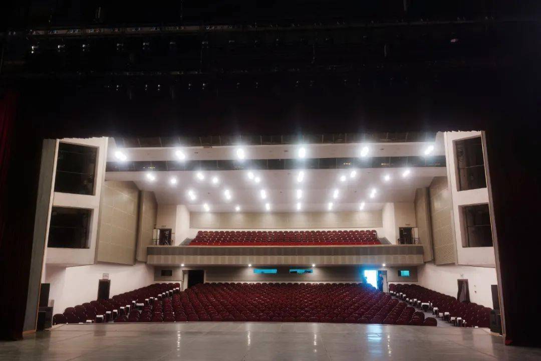 昆明剧院大剧场开启美颜红椅子将变文艺蓝