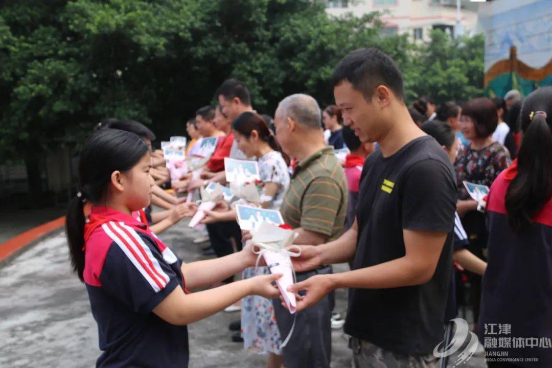 支坪小學通訊員:郭宇 徐周婷9月10日一大早,學校還為每位教職員工獻上