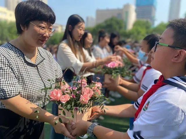 教育资讯鲜花献园丁感恩教师节