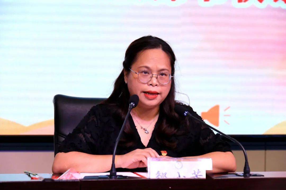 邹小芳校长在致辞中说:我校教师团队是一支师德高尚,业务精湛,无私