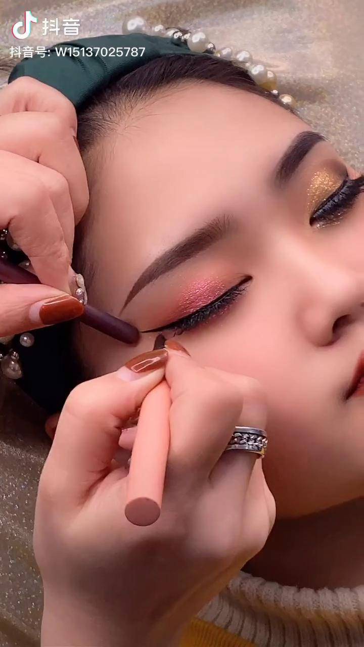 喜欢日常自然的眼线就选择这种不是太黑太亮的眼线来画吧