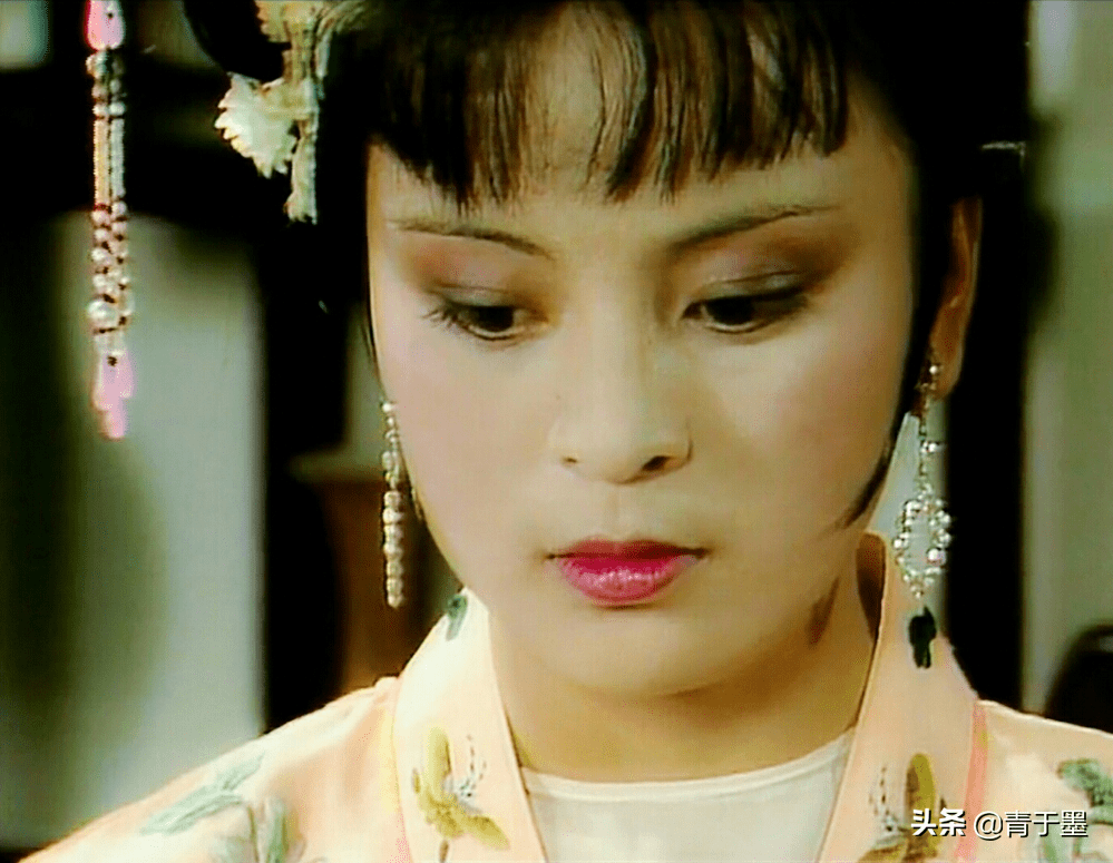 探春对亲生母亲赵姨娘的态度暴露出古代妾的尴尬地位