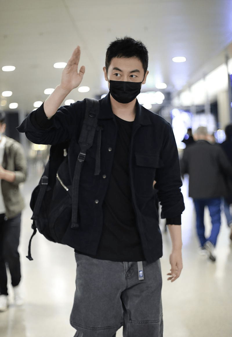 朱亚文和沈佳妮也太甜了,休闲装都有cp感,不愧是老夫老妻了