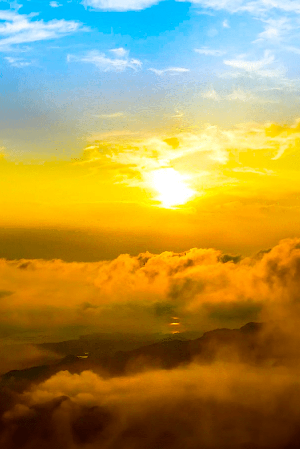 天空壮美 山河秀丽太阳缓缓升起万物生机勃发高山云海,霞光日出这样的