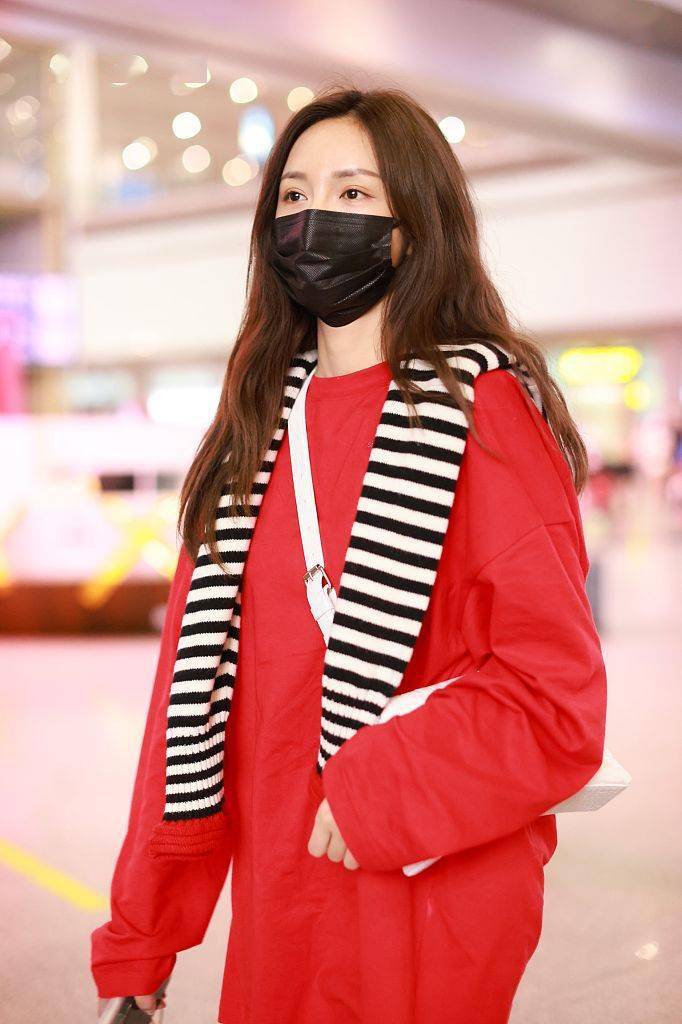 显得|沈梦辰穿红衫肩披格纹毛衣 穿搭巧妙化身文艺女青年