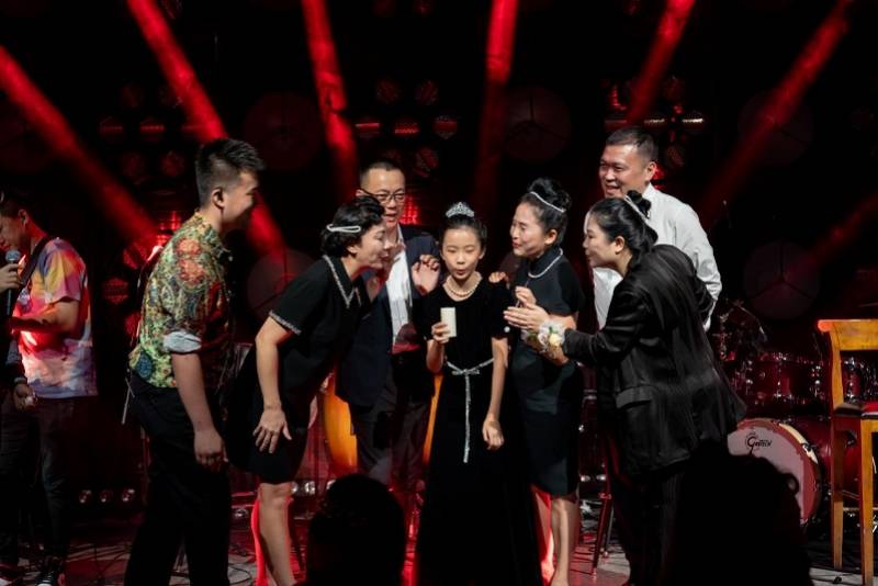 艺术|百名“赫本”齐聚鹏城 感谢师恩大型穿越派对在胡桃里举行