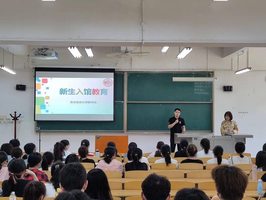 新闻传播学院组织2021级本科新生开展图书馆入馆教育系列活动