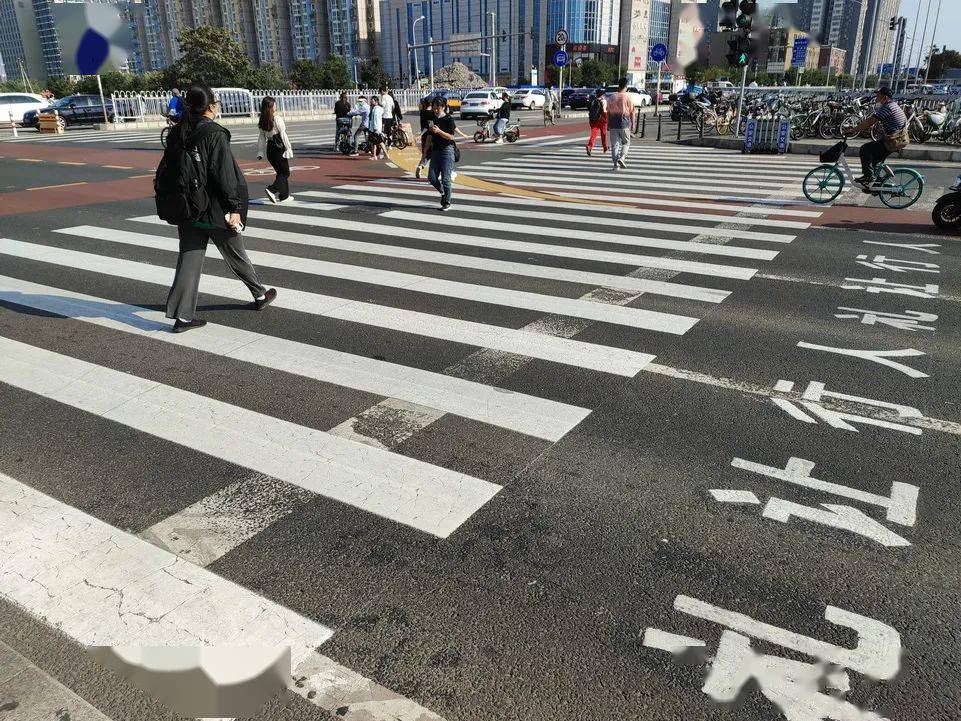 朝青这条路斑马线硬件升级改造后 过马路有什么变化?_路口