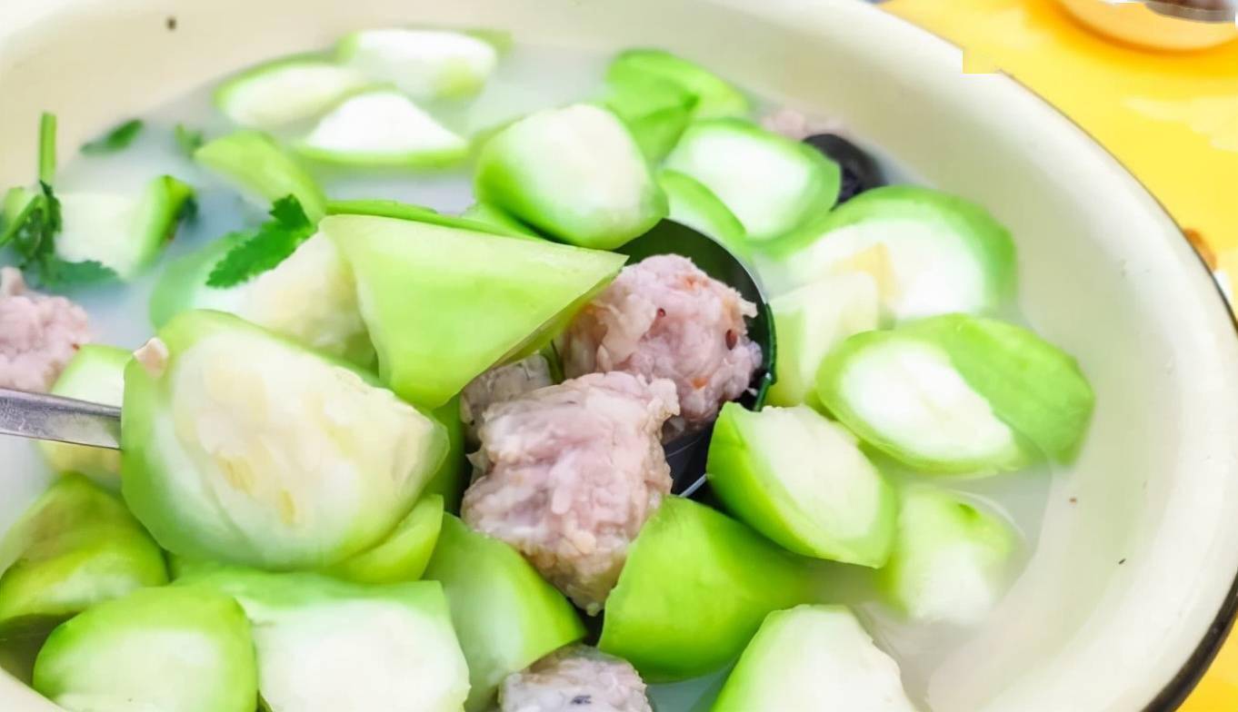 胜瓜浸双丸,食材非常新鲜,颜色翠绿,看着赏心悦目,胜瓜很清口,肉丸q弹