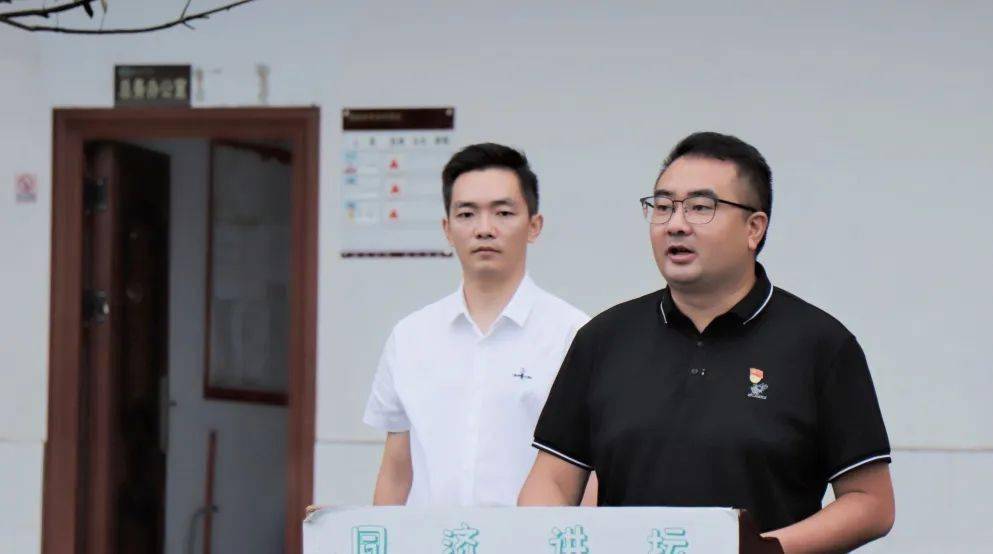 李庄中学校校长邓龙学,党支部副书记周兵,副校长黄光伟,副校长杨登林