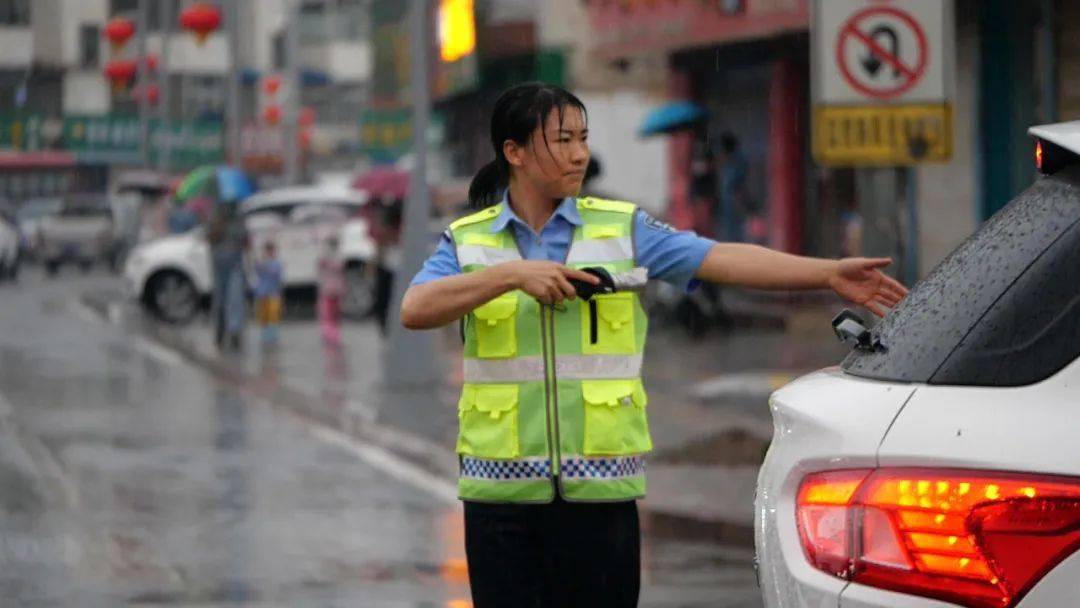 最美的不是下雨天是美女澆警雨中指揮交通