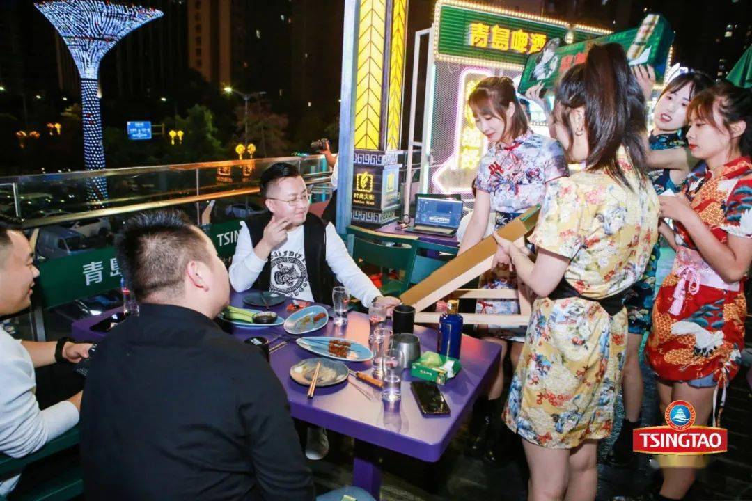 的气质小姐姐现场巡游与现场的酒友们一起玩互动游戏乐享趣味的同时