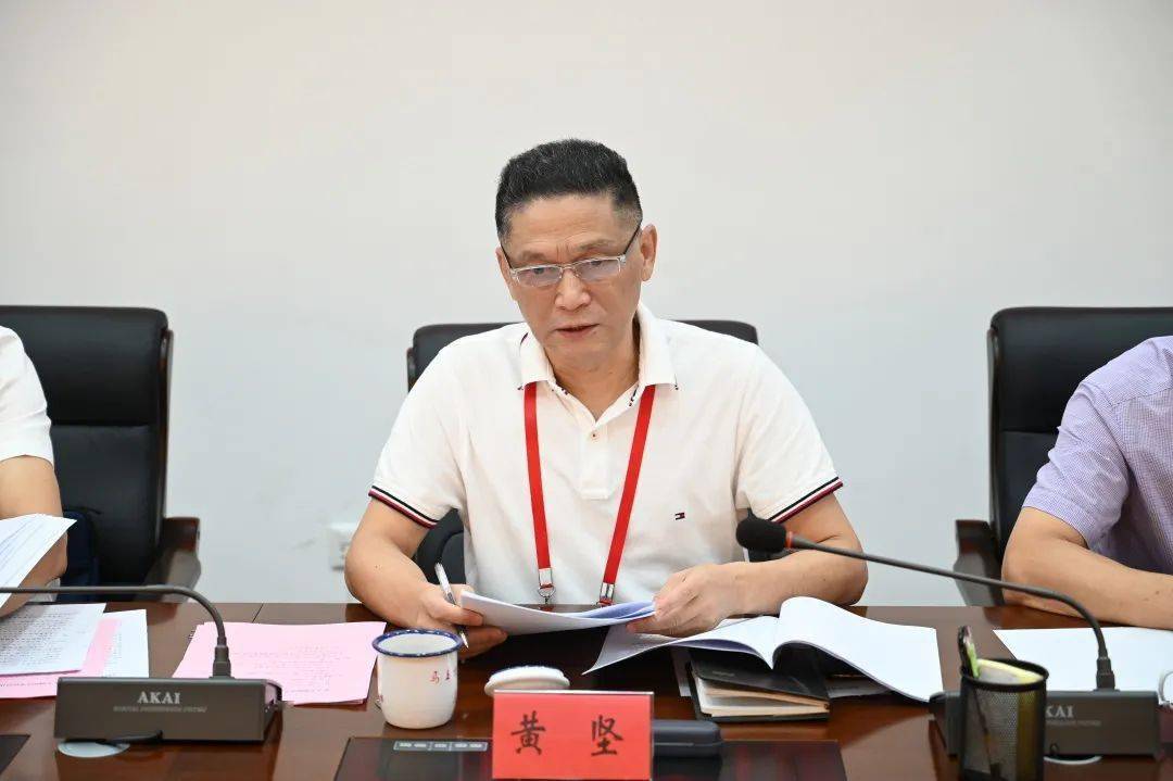 县人大常委会副主任黄坚指出