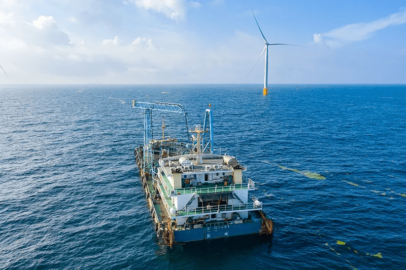 山东首台海上风电机组成功并网发电_施工