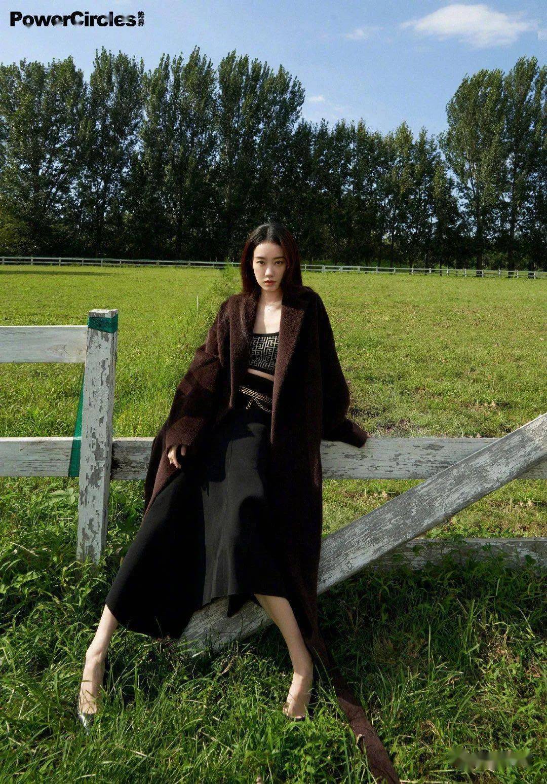 张小斐户外驯马写真照 演绎百变女王