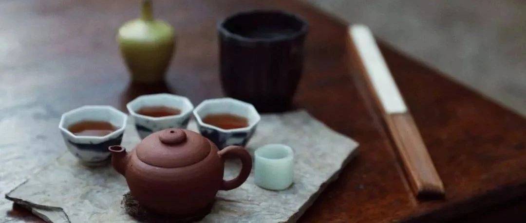 当下最奢侈的生活，半卷闲书一壶茶。_中年