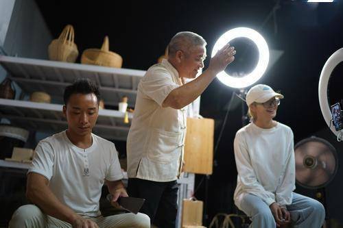 江西62岁老篾匠凭精湛手艺"破圈"成"网红"_李年