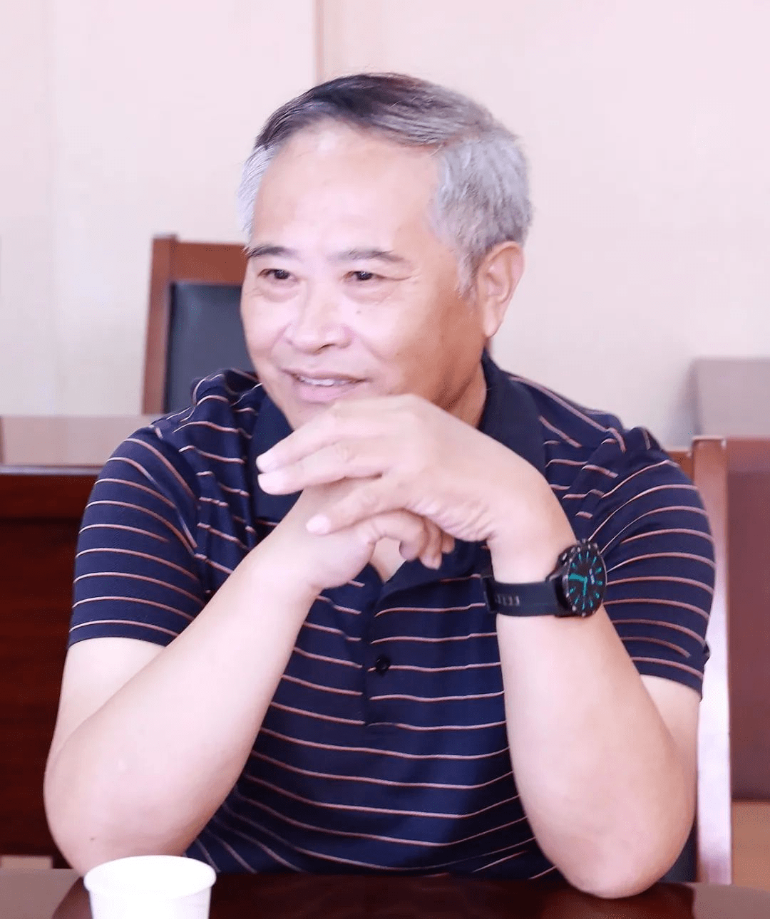 实验中学欢迎退休老校长回家看看