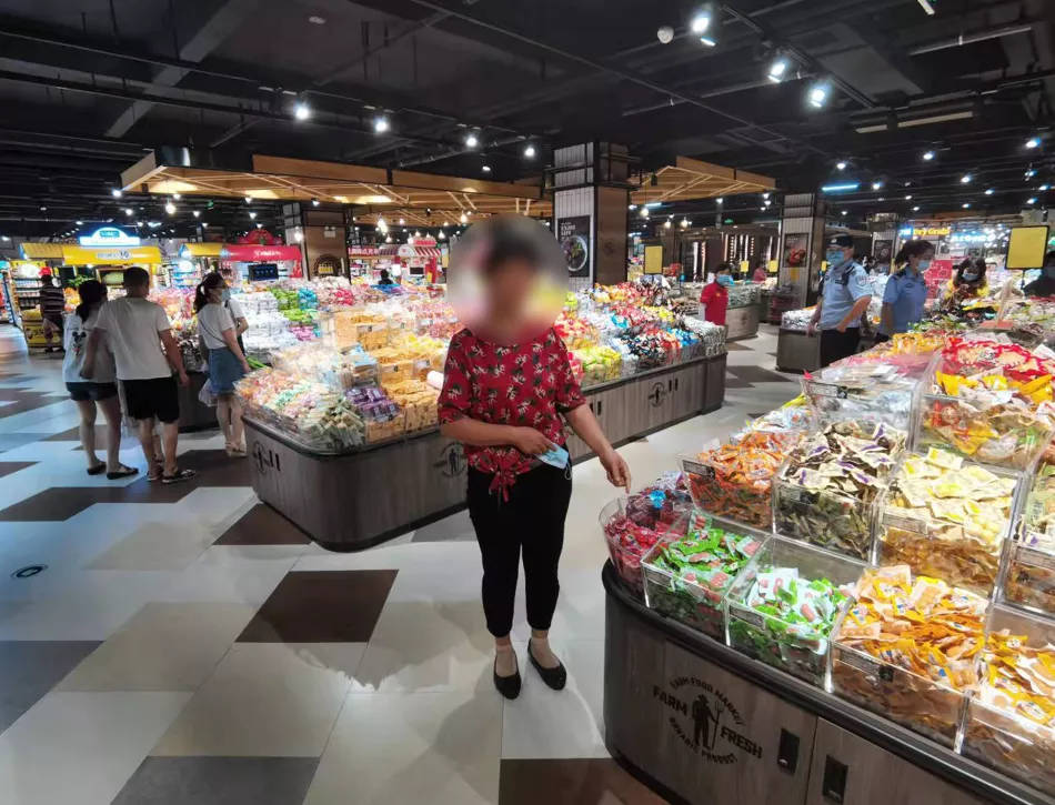 袋子|亏大了！想给儿子买又觉得太贵，女子超市偷50多块钱零食，还让朋友帮忙，双双被拘