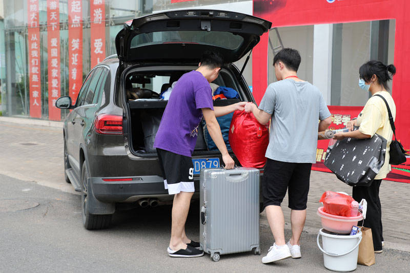 高校开学 江西80名教师化身"专车司机"接新生