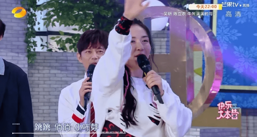 谢娜在台上喊出自己家三个宝贝的名字:跳跳,俏俏,小咘芽,真是满满幸福