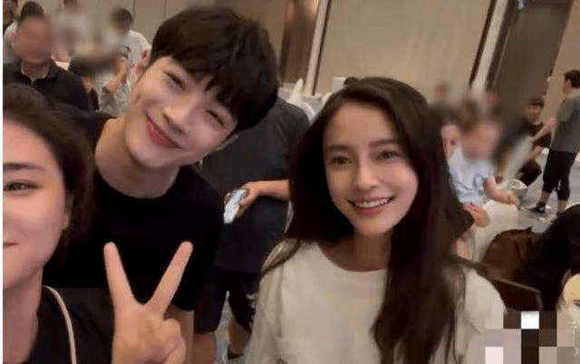 显得|杨颖现身好友婚礼,不精修还没素人漂亮,路人拍的五五身假胯宽!