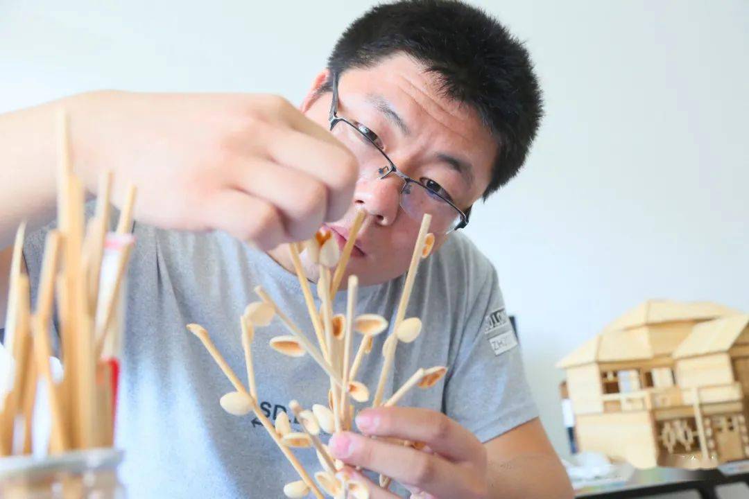 魏桥创业集团员工王作堂用600余根竹签搭起一座别墅