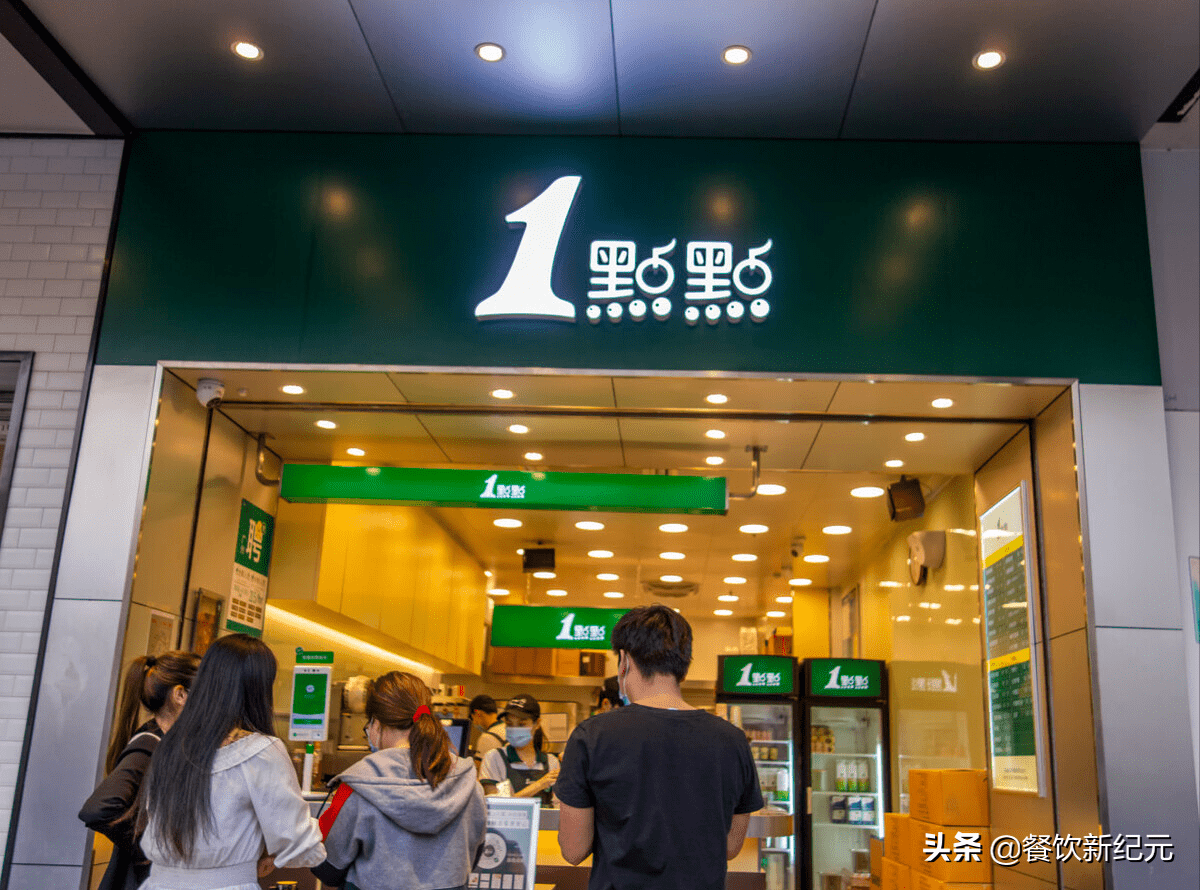 跟今天完全不一样,蒋建琪有一天在街上逛街,发现一家奶茶店门口排起了