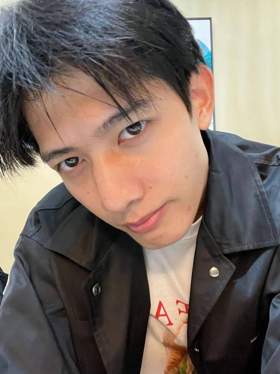 男艺人当街被斥娘炮引热议