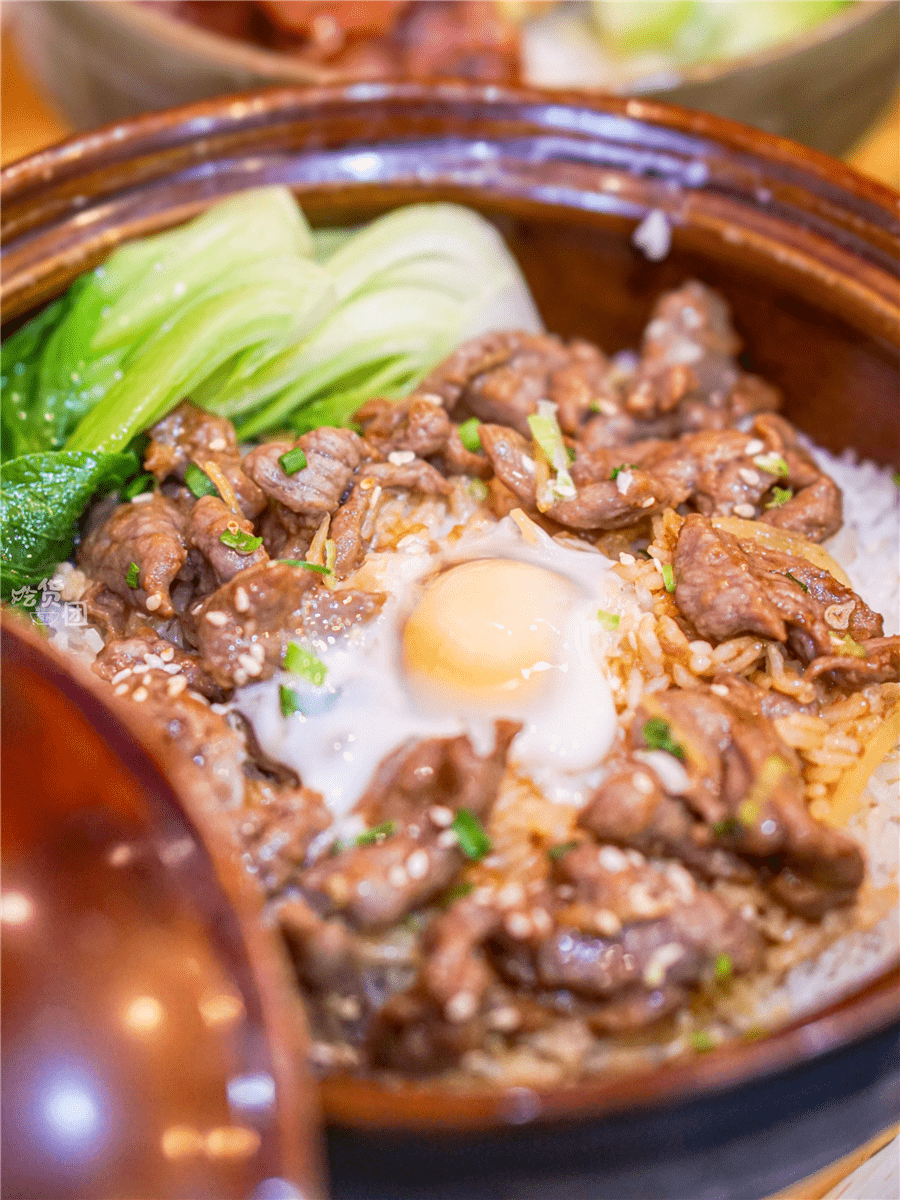 那么首选必定是这份金牌腊味煲仔饭,冬菇腊肠 腊鸭腿 腊肉的三拼组合