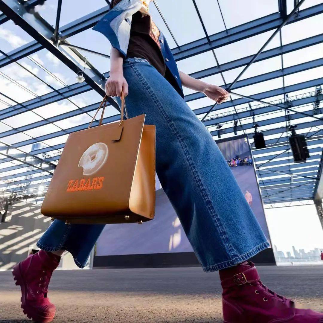 重塑时代经典coach2022春夏系列发布致敬首任设计师bonniecashin