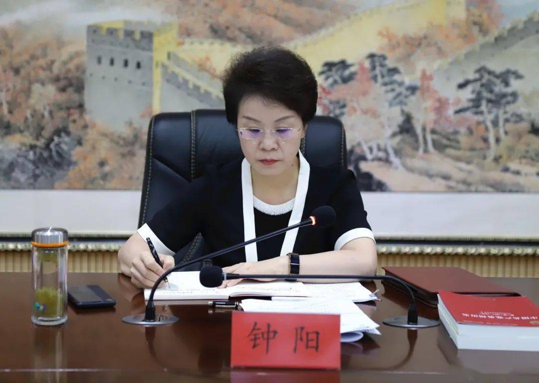 钟阳主持召开州政府党组专题学习会