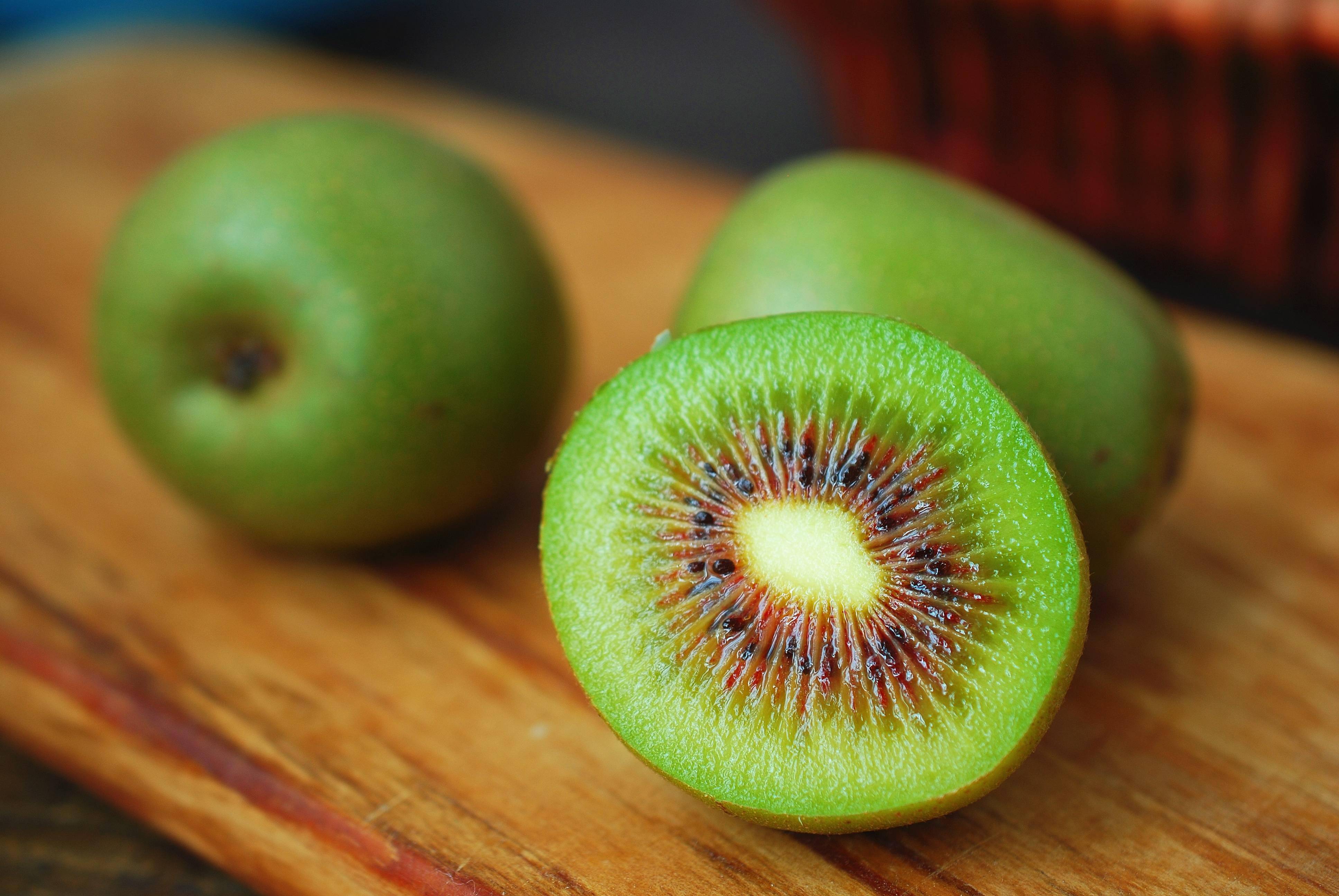 这猕猴桃不普通维c含量比苹果高80倍蜜汁一样甜连吃3个