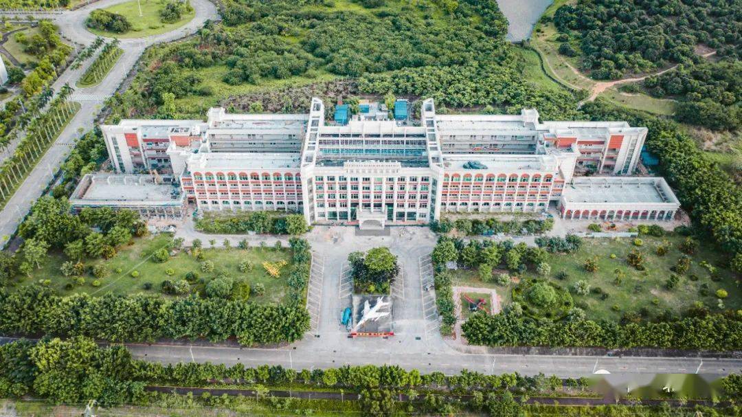 广州新华学院的前身是中山大学新华学院,学校于2005年经教育部批准