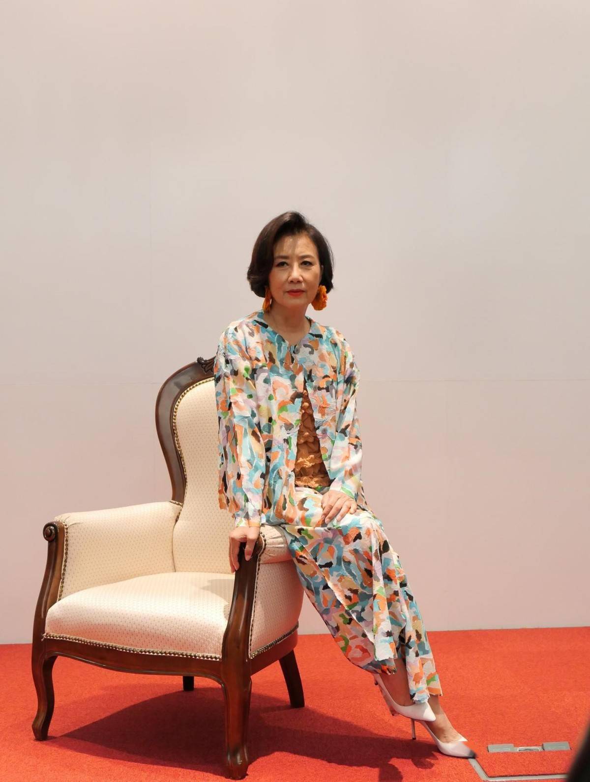 74岁的汪明荃穿衣真拉风,浓妆长裙配高跟鞋,时髦装扮十分抢镜