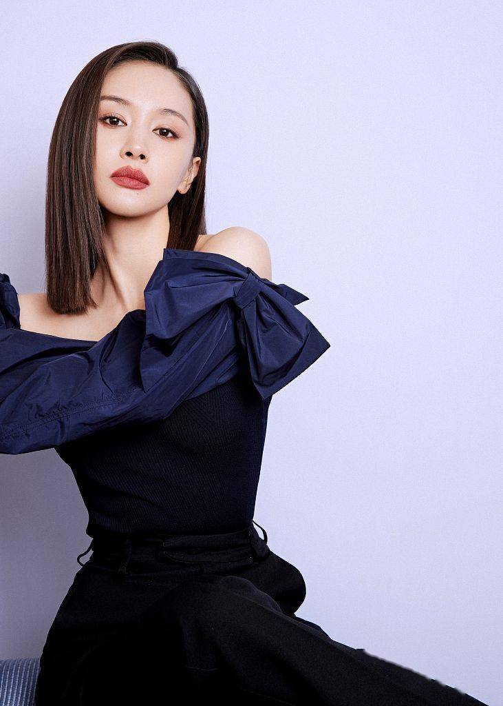 黑色|王子文黑色花苞袖连体裤秀美肩 修身设计勾勒窈窕曲线